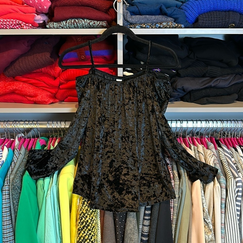 No Boundaries black velour long bell sleeves off the shouldered top size M